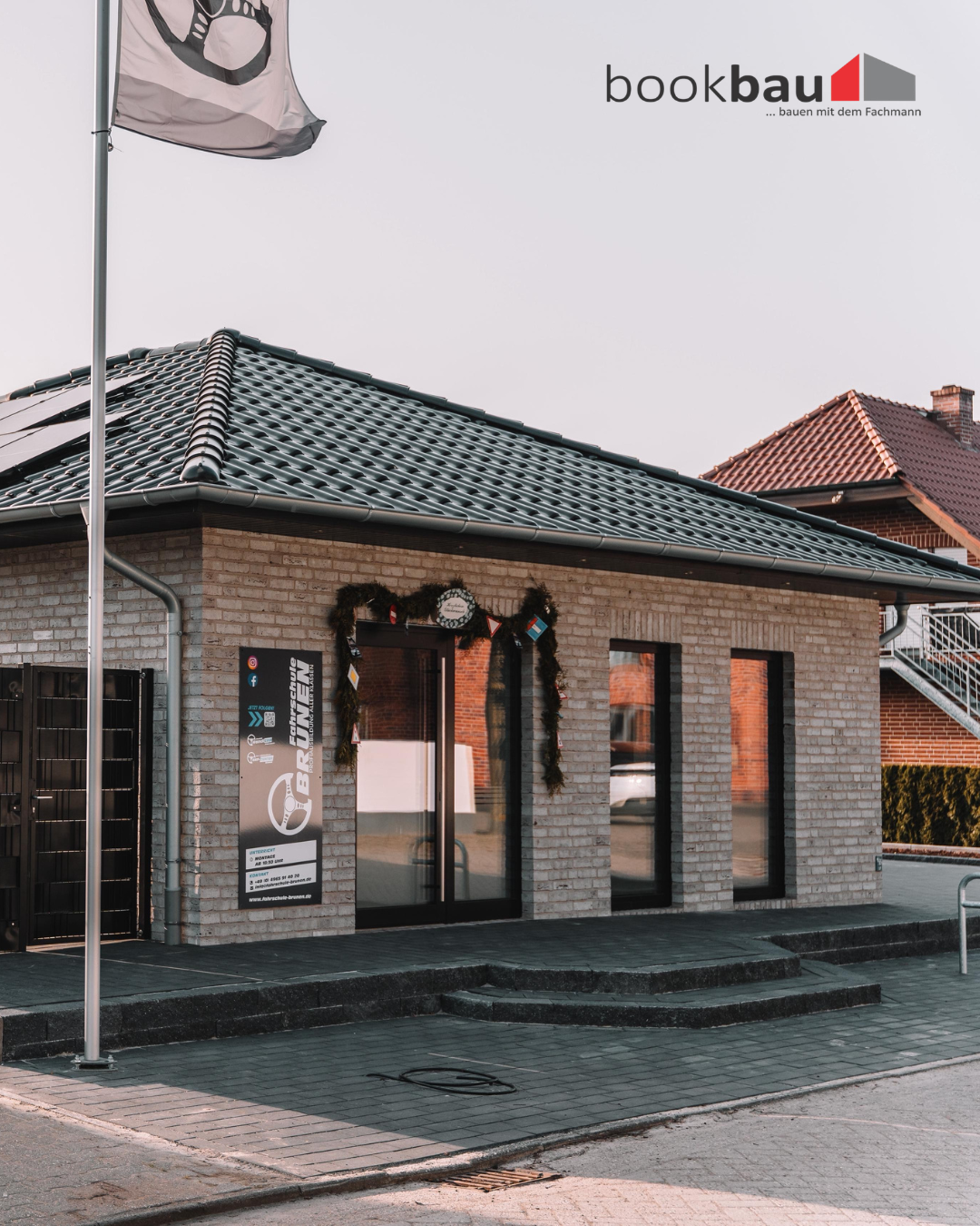 Dunkelklinker-Bungalow