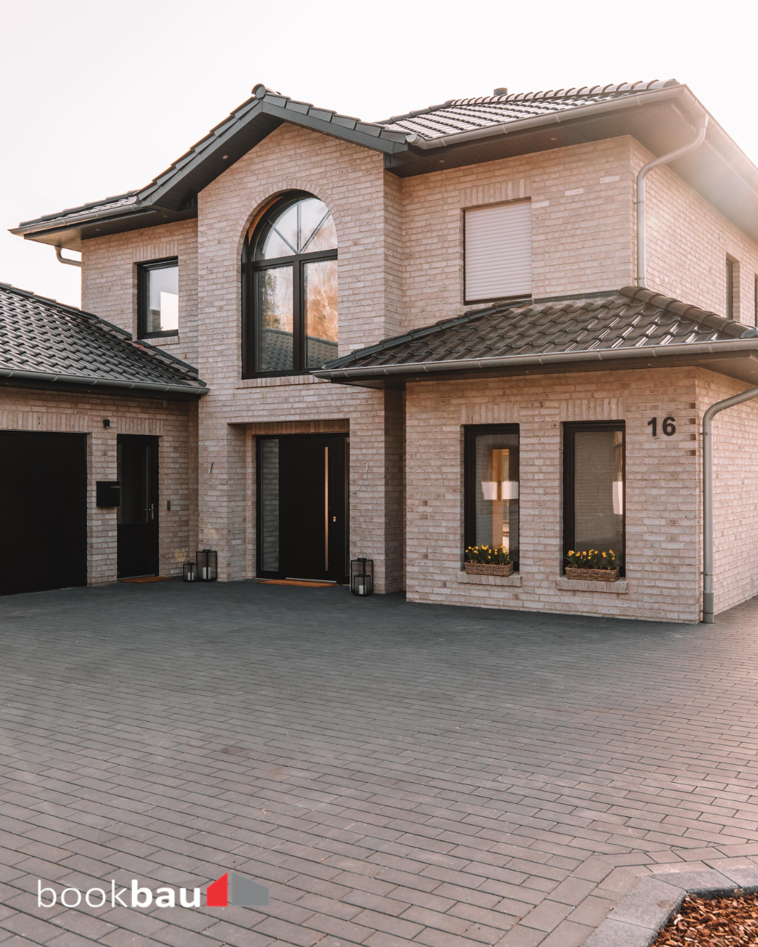 Helle Klinker-Villa mit Rundbogenfenster