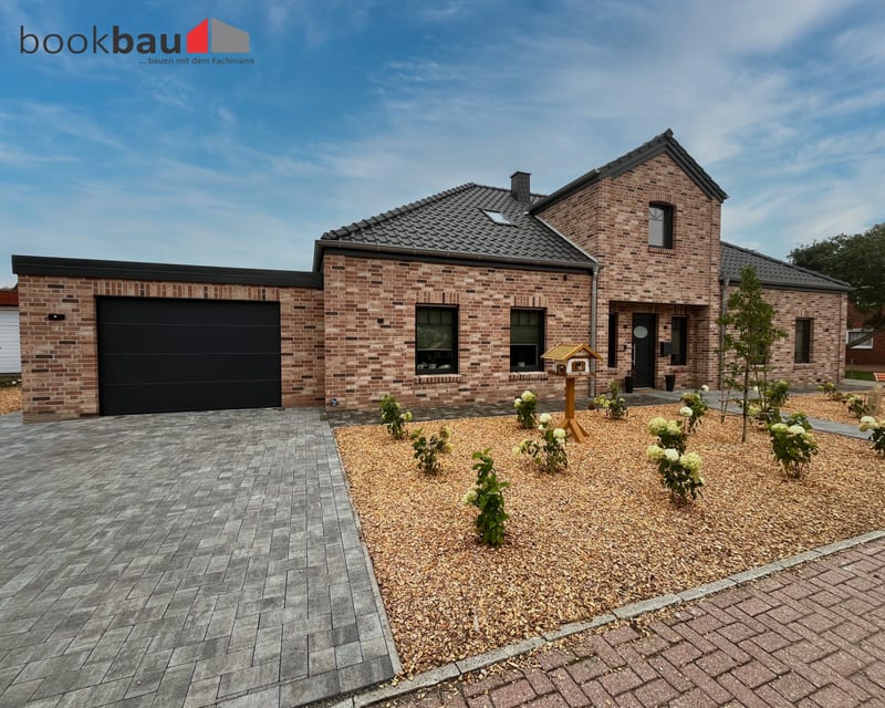 Klinkerhaus mit Garage